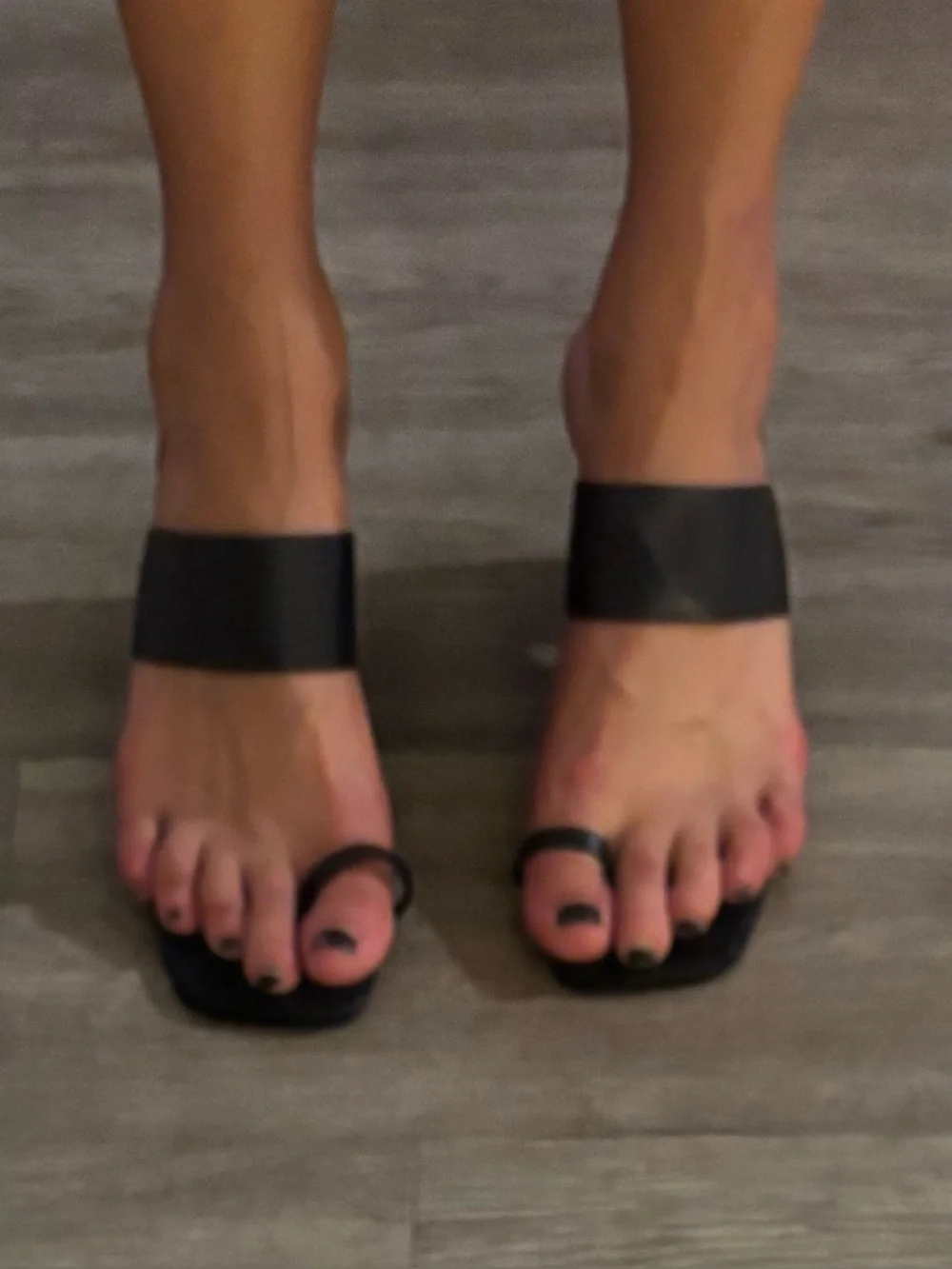 Women’s Black Slide Toe-Ring Sandals